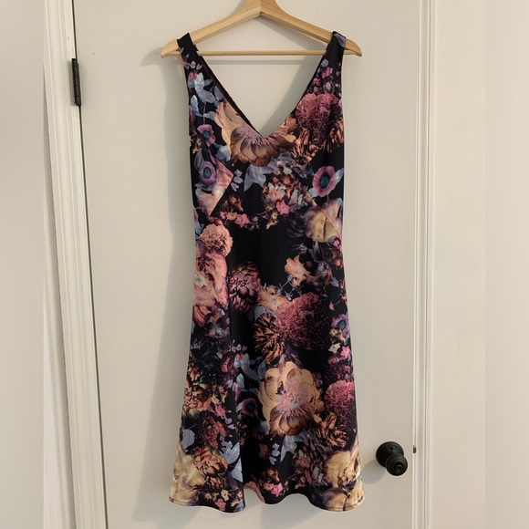 Kevan Hall Co. Never worn. Floral. Mid thingy length. Size 6, feels like a 4. - Picture 2 of 9
